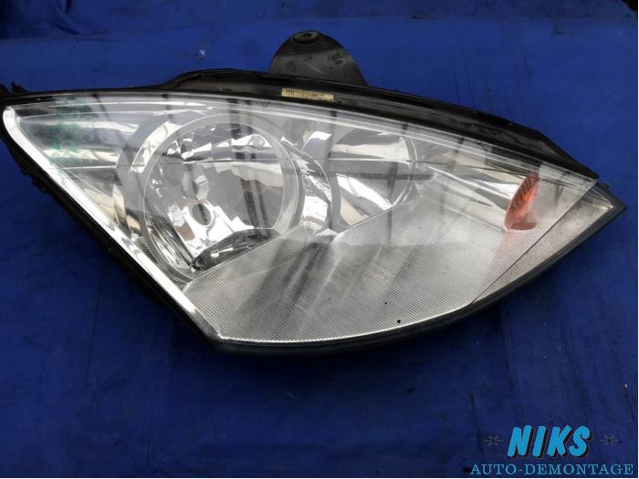 Headlight, right from a Ford Focus 1 1.8 TDCi 115 2004