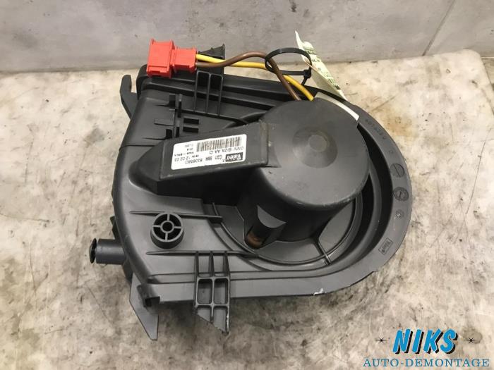 Heating and ventilation fan motor from a Volkswagen Caddy II (9K9A) 1.9 TDI 2001