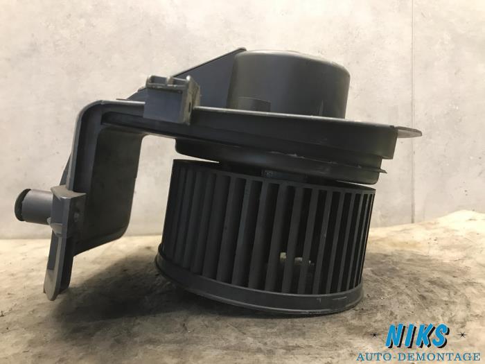 Heating and ventilation fan motor from a Volkswagen Caddy II (9K9A) 1.9 TDI 2001