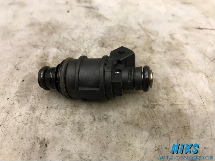 Injector (petrol injection) from a Fiat Stilo (192A/B) 1.6 16V 5-Drs. 2005