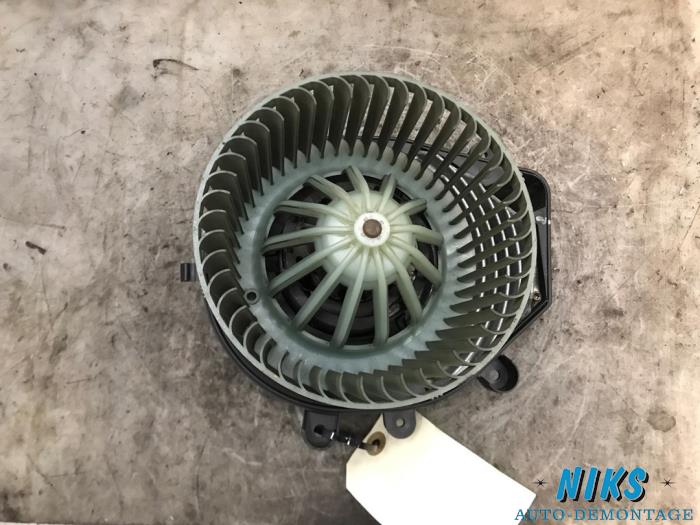 Heating and ventilation fan motor from a Volkswagen Passat (3B3) 2.0 20V 2002