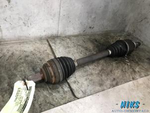 Used Front drive shaft, left Renault Clio III (BR/CR) 1.5 dCi 70 Price on request offered by Niks autodemontage