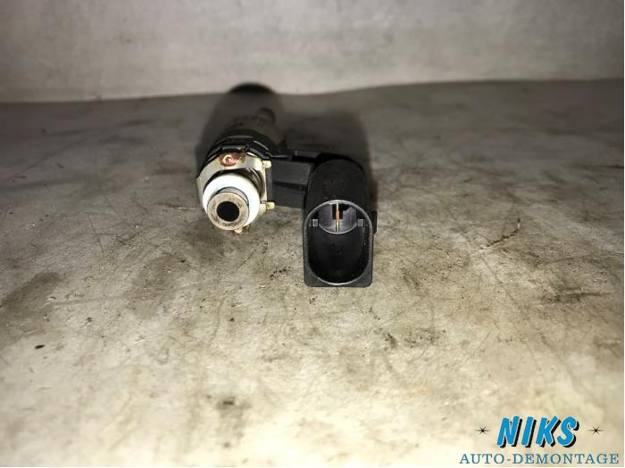 Injector (petrol injection) from a Volkswagen Eos (1F7/F8) 1.4 TSI 16V BlueMotion 2010