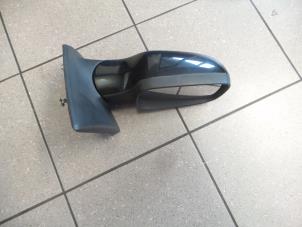 Used Wing mirror, right Renault Clio III (BR/CR) 1.2 16V 75 Price € 30,00 Margin scheme offered by Autosloopbedrijf H.C.Stouten