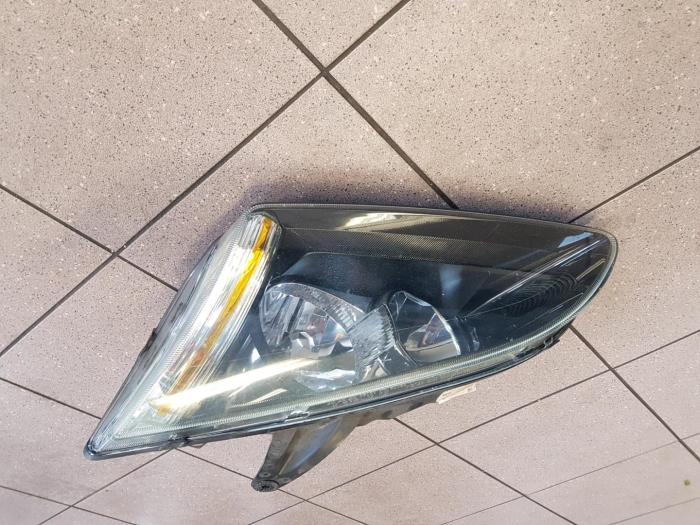 Headlight, left from a Ford Focus 2 1.6 16V 2005