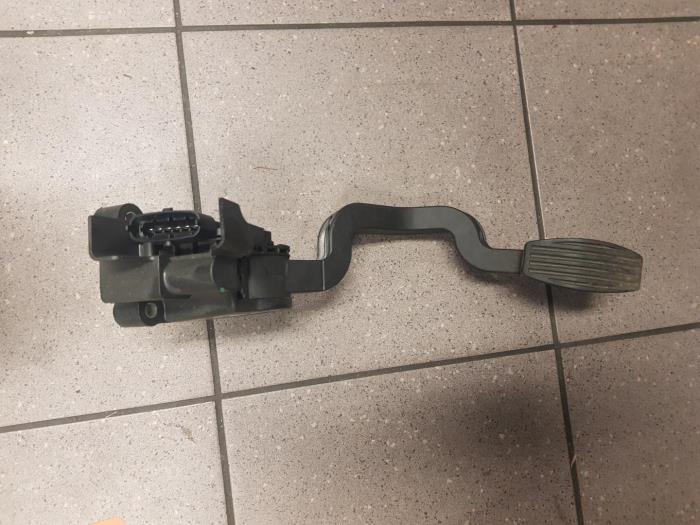 Używane Pedal gazu Fiat Bravo (198A) 1.4 16V Cena € 40,00 Procedura marży oferowane przez Autosloopbedrijf H.C.Stouten