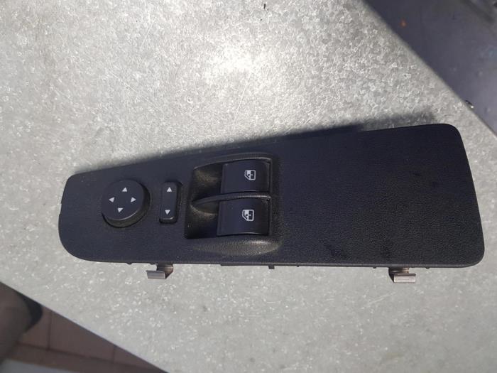 Usados Interruptor de ventanilla eléctrica Fiat Bravo (198A) 1.4 16V Precio € 30,00 Norma de margen ofrecido por Autosloopbedrijf H.C.Stouten