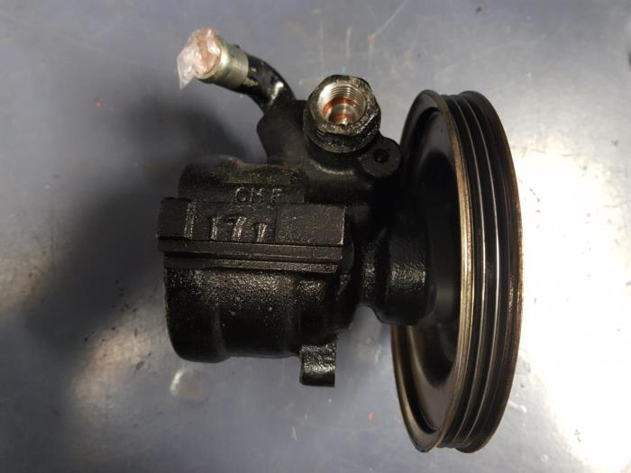 Power steering pump from a Fiat Multipla (186) 1.6 16V 100 SX,ELX 2004