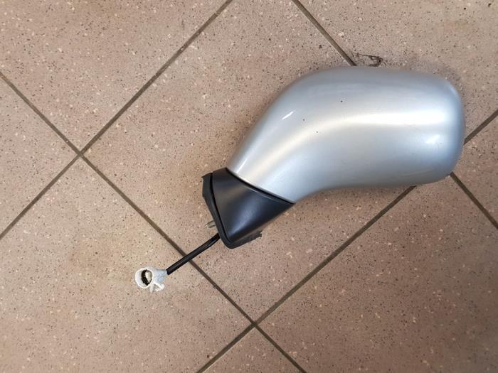 Wing mirror, left from a Opel Agila (A) 1.2 16V 2001
