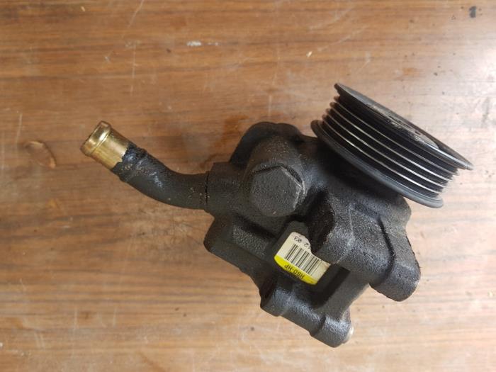 Power steering pump from a Ford Fiesta 5 (JD/JH) 1.25 16V 2003