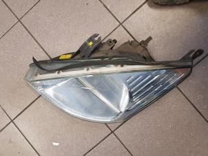Used Headlight, left Ford Focus 1 Wagon 1.6 16V Price € 25,00 Margin scheme offered by Autosloopbedrijf H.C.Stouten