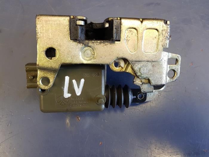 Door lock mechanism 4-door, front left from a Renault Espace (JE) 2.0i 16V 2002