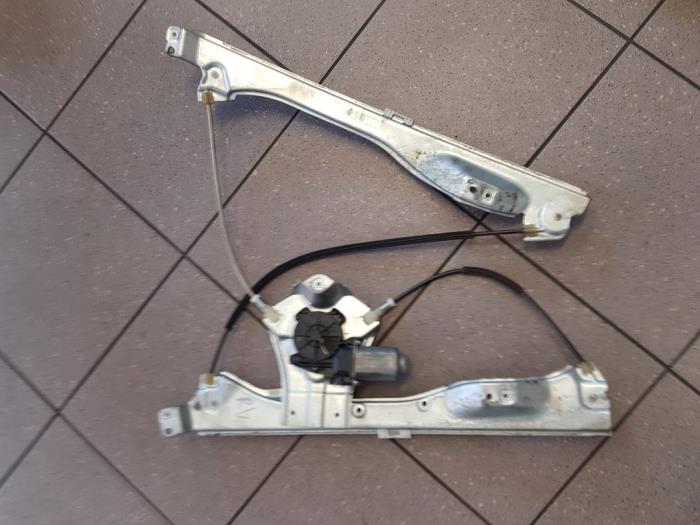 Window mechanism 4-door, front right from a Renault Clio III Estate/Grandtour (KR) 1.2 16V TCE 100 2008