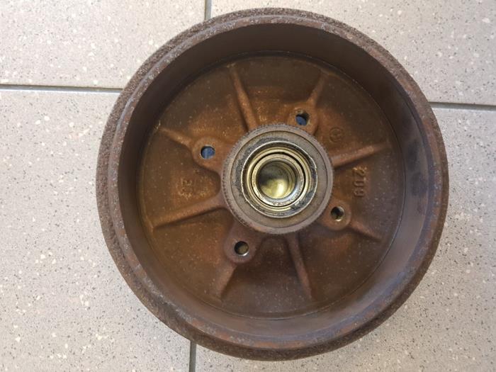 Rear brake drum from a Citroën C3 (FC/FL/FT) 1.4 2003