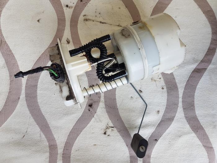 Electric fuel pump from a Renault Clio III Estate/Grandtour (KR) 1.2 16V TCE 100 2008