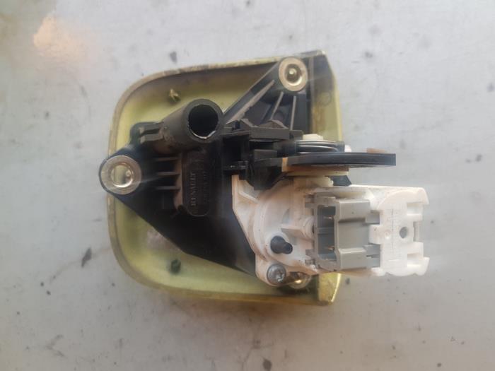 Tailgate lock mechanism from a Renault Clio II (BB/CB) 1.4 16V 2003