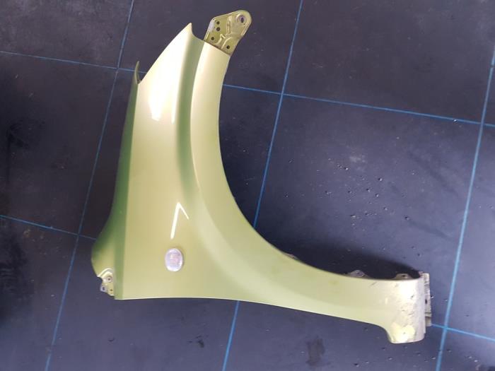 Front wing, right from a Daihatsu Sirion 2 (M3) 1.0 12V DVVT 2007