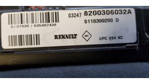 Używane Skrzynka bezpieczników Renault Scénic II (JM) 1.6 16V Cena € 60,00 Procedura marży oferowane przez Autosloopbedrijf H.C.Stouten