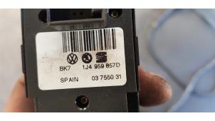 Używane Przelacznik elektrycznej szyby Volkswagen Golf IV (1J1) 1.6 16V Cena € 30,00 Procedura marży oferowane przez Autosloopbedrijf H.C.Stouten
