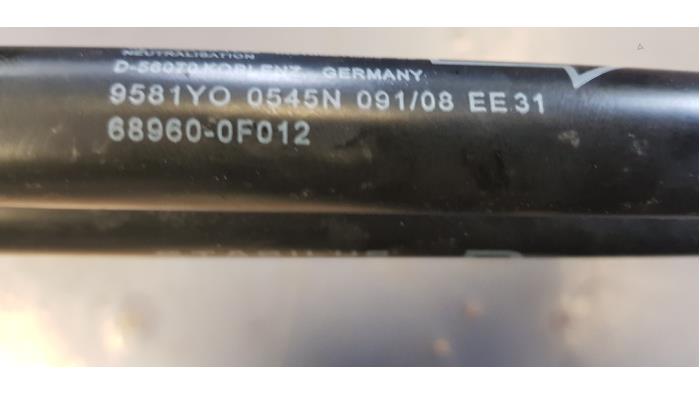 Juego de amortiguadores de gas del portón trasero de un Toyota Corolla Verso (R10/11) 2.2 D-4D 16V 2009