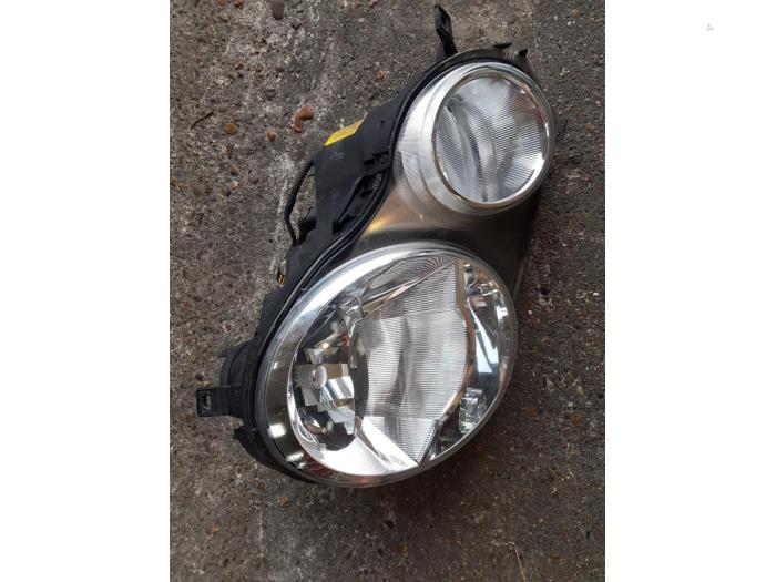 Headlight, right from a Volkswagen Polo IV (9N1/2/3) 1.2 12V 2002