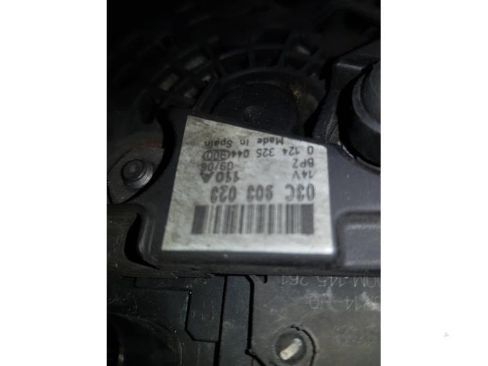 Usagé Dynamo Volkswagen Polo IV (9N1/2/3) 1.4 FSI 16V Prix € 35,00 Règlement à la marge proposé par Autosloopbedrijf H.C.Stouten