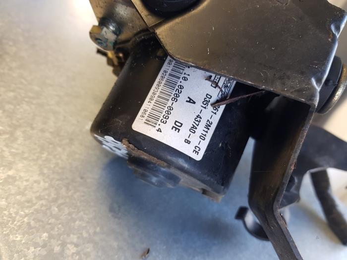 Usagé Pompe ABS Ford Fiesta 5 (JD/JH) 1.6 16V Prix € 90,00 Règlement à la marge proposé par Autosloopbedrijf H.C.Stouten