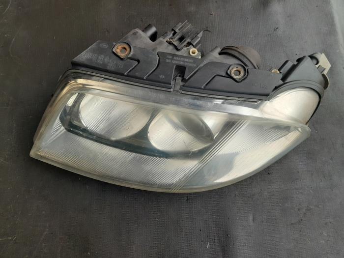 Headlight, left from a Volkswagen Passat Variant (3B6) 1.6 2003