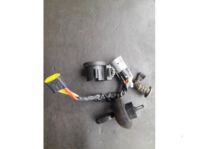 Used Ignition lock + computer Renault Clio II (BB/CB) 1.4 16V Price € 150,00 Margin scheme offered by Autosloopbedrijf H.C.Stouten