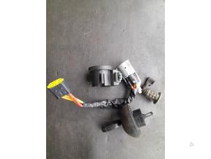 Used Ignition lock + computer Renault Clio II (BB/CB) 1.4 16V Price € 150,00 Margin scheme offered by Autosloopbedrijf H.C.Stouten