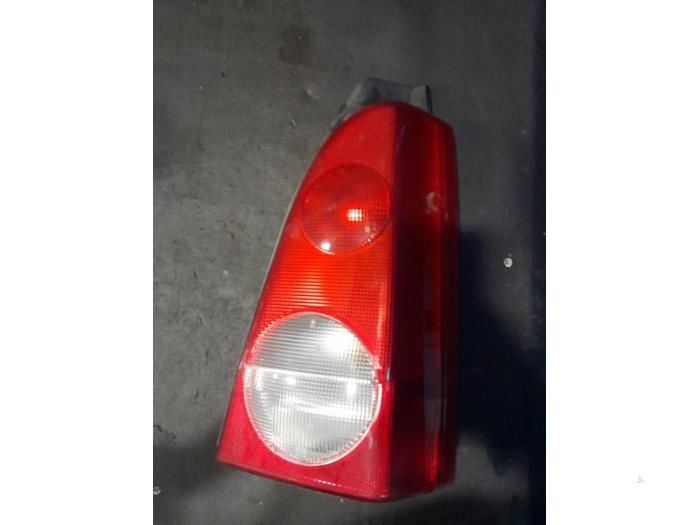 Luz trasera derecha de un Opel Agila (A) 1.2 16V 2001