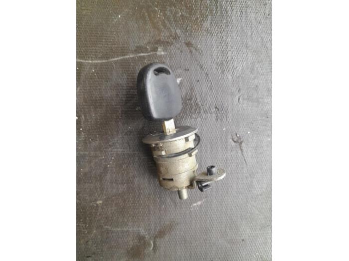 Door lock cylinder, left from a Opel Agila (A) 1.2 16V 2000