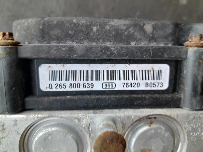 Usagé Bloc ABS Hyundai i30 (FD) 1.6 CVVT 16V Prix € 80,00 Règlement à la marge proposé par Autosloopbedrijf H.C.Stouten