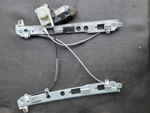 Używane Mechanizm szyby lewej przedniej wersja 4-drzwiowa Renault Megane II Grandtour (KM) 1.6 16V Cena € 45,00 Procedura marży oferowane przez Autosloopbedrijf H.C.Stouten