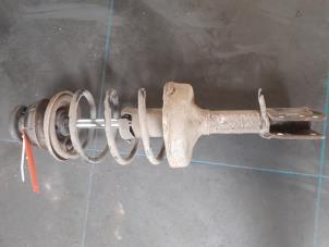 Used Front shock absorber rod, left Renault Clio II (BB/CB) 1.2 16V Price € 35,00 Margin scheme offered by Autosloopbedrijf H.C.Stouten