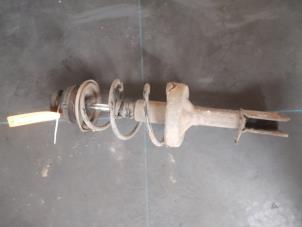 Used Front shock absorber rod, right Renault Clio II (BB/CB) 1.2 16V Price € 35,00 Margin scheme offered by Autosloopbedrijf H.C.Stouten