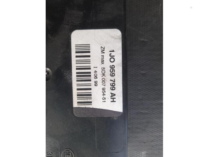 Używane Modul Comfort Volkswagen New Beetle (9C1/9G1) 2.0 Cena € 30,00 Procedura marży oferowane przez Autosloopbedrijf H.C.Stouten