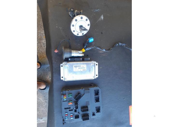 Used Ignition lock + computer Peugeot 206 SW (2E/K) 1.6 16V Price € 125,00 Margin scheme offered by Autosloopbedrijf H.C.Stouten