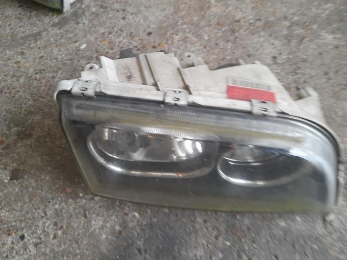 Używane Reflektor prawy Volvo V40 (VW) 1.9 D Cena € 35,00 Procedura marży oferowane przez Autosloopbedrijf H.C.Stouten