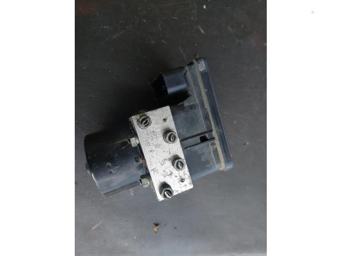 Usagé Bloc ABS Opel Zafira (M75) 2.2 16V Direct Ecotec Prix € 80,00 Règlement à la marge proposé par Autosloopbedrijf H.C.Stouten
