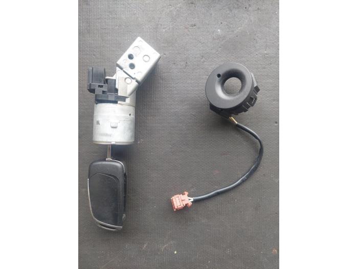 Used Ignition lock + computer Peugeot 307 (3A/C/D) 1.6 16V Price € 125,00 Margin scheme offered by Autosloopbedrijf H.C.Stouten