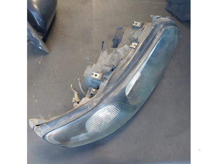 Używane Reflektor prawy Volvo V70 (SW) 2.4 20V 140 Cena € 35,00 Procedura marży oferowane przez Autosloopbedrijf H.C.Stouten
