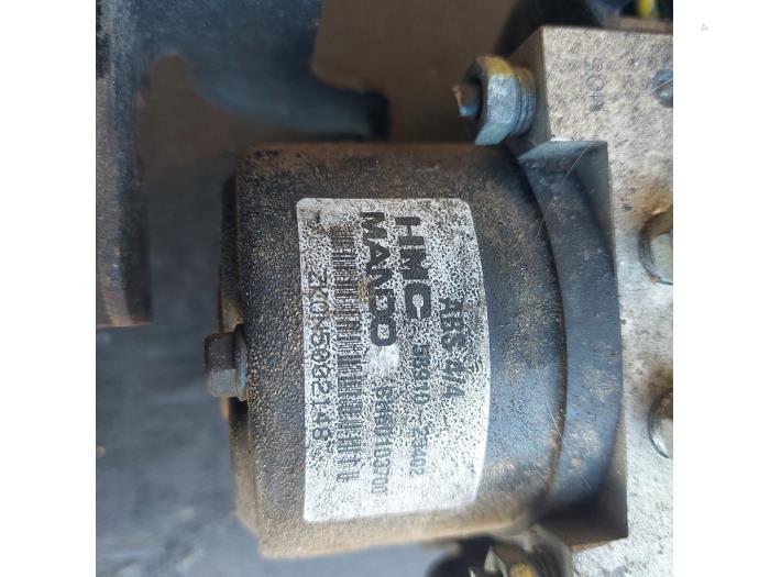 Begagnade ABS-pump Hyundai Accent 1.3 12V Pris € 90,00 Marginaltabell erbjuds av Autosloopbedrijf H.C.Stouten