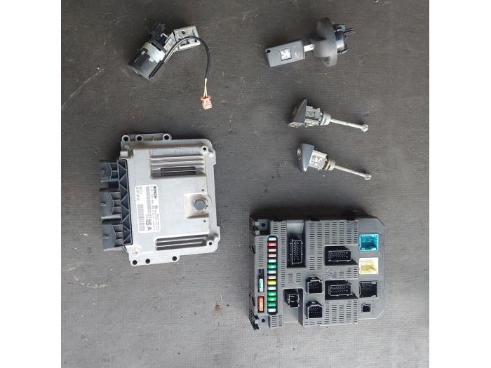 Used Ignition lock + computer Peugeot 207 CC (WB) 1.6 16V Price € 125,00 Margin scheme offered by Autosloopbedrijf H.C.Stouten