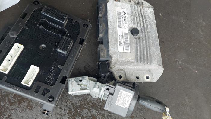 Used Ignition lock + computer Renault Modus/Grand Modus (JP) 1.4 16V Price on request offered by Autosloopbedrijf H.C.Stouten