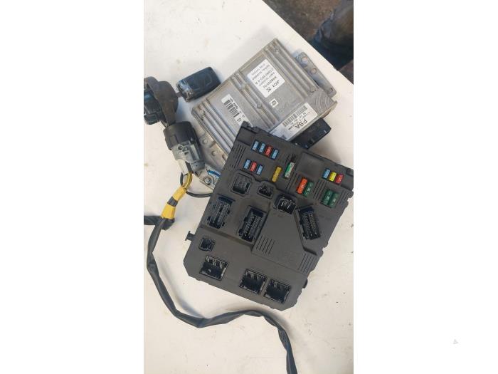 Used Ignition lock + computer Peugeot 1007 (KM) 1.4 Price € 150,00 Margin scheme offered by Autosloopbedrijf H.C.Stouten