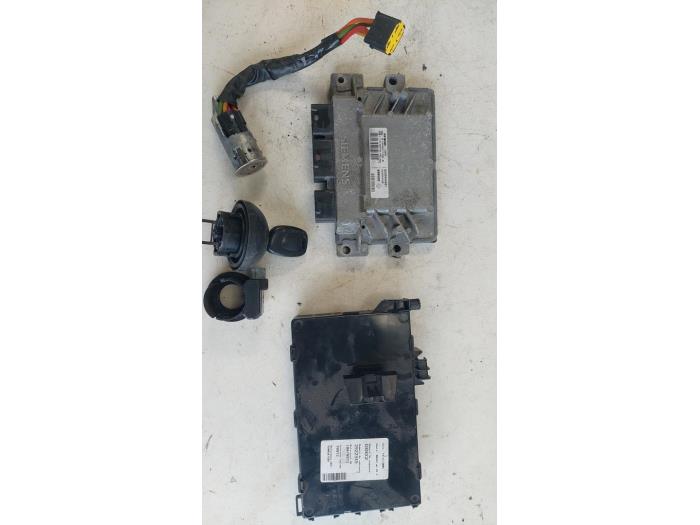 Used Ignition lock + computer Renault Clio II (BB/CB) 1.2 16V Price € 125,00 Margin scheme offered by Autosloopbedrijf H.C.Stouten