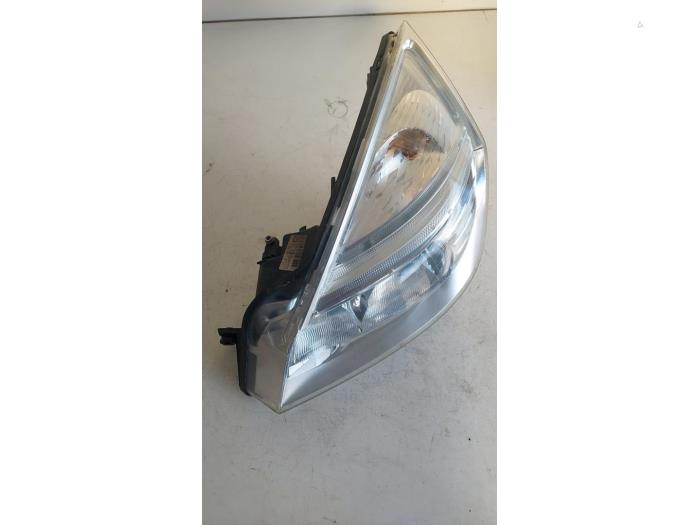 Używane Reflektor lewy Renault Espace (JK) 2.0 dCi 16V 130 FAP Cena € 40,00 Procedura marży oferowane przez Autosloopbedrijf H.C.Stouten