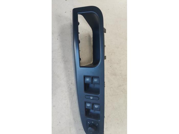 Usados Interruptor combinado de ventanillas Volkswagen Golf V Variant (1K5) 1.4 TSI 122 16V Precio € 20,00 Norma de margen ofrecido por Autosloopbedrijf H.C.Stouten