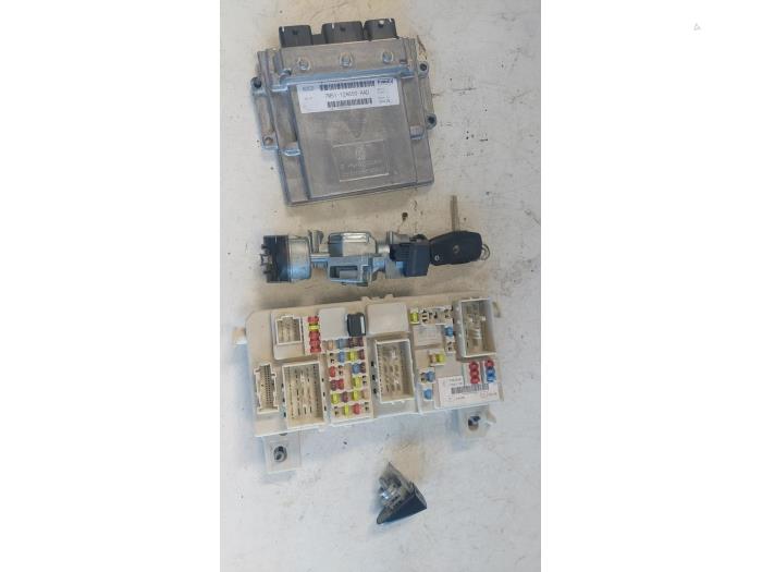 Used Ignition lock + computer Ford Focus 2 Wagon 1.8 16V Price € 125,00 Margin scheme offered by Autosloopbedrijf H.C.Stouten